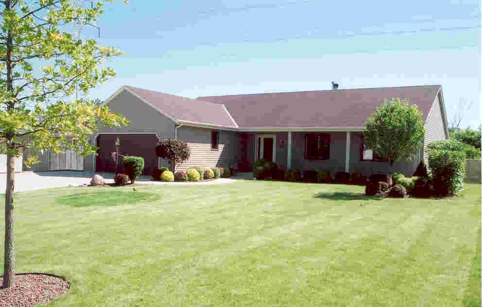 7960 S Cecily Dr., Oak Creek, WI 53154