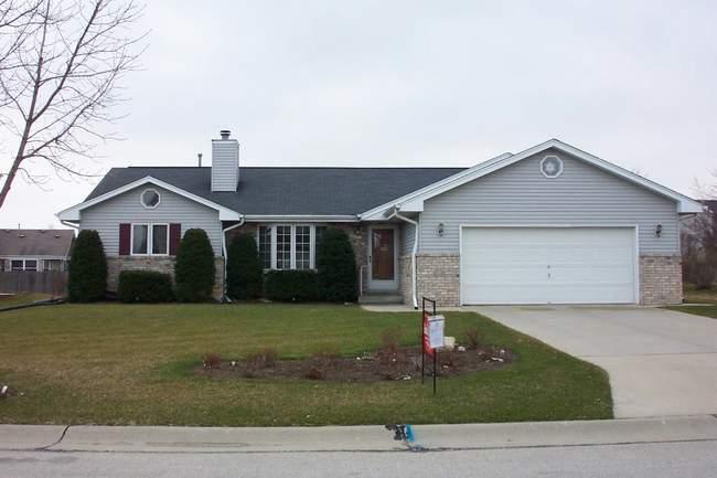 8251 Four Oaks Dr., Franklin, WI 53132