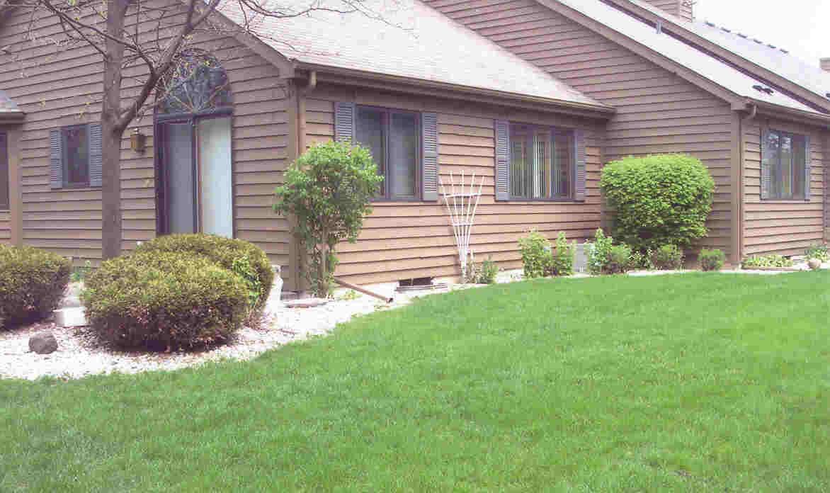 5471 Wild Cherry Cir., Greendale, WI 53129