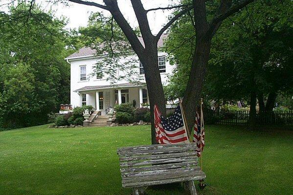 1982 Roosevelt Rd., Ashippun, WI 53066