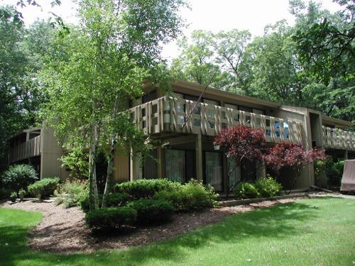 402B Abbey Spring Dr., Fontana, WI 53215