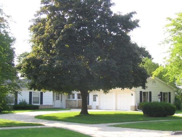 1045 S Silverbrook, West Bend, WI 53095