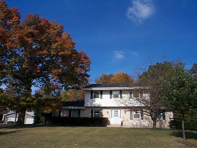 3960 W Honey Creek Cir., Greenfield, WI 53221