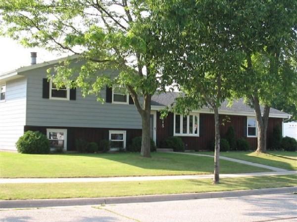 915 Lenora Dr., West Bend, WI 53090