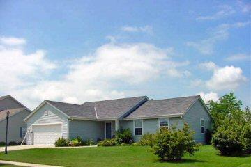 1095 Bending Brae Dr., Pewaukee, WI 53072