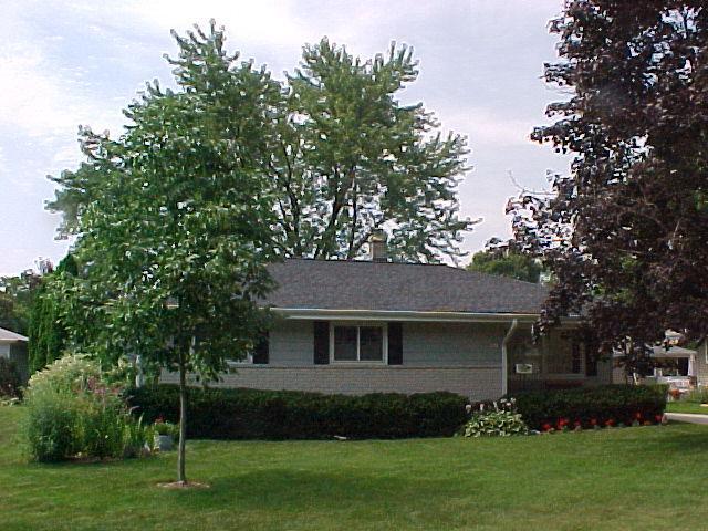 5863 Oakwood St, Greendale, WI 53129