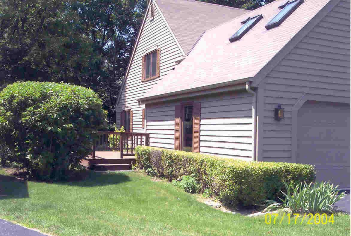5469 Wild Cherry Cir., Greendale, WI 53129