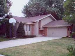 3101 Woodridge Ln., Waukesha, WI 53188