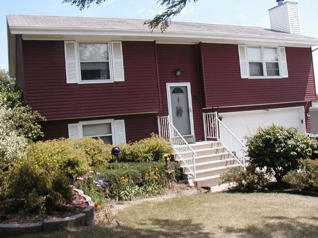821 Briar Hill Dr., Waukesha, WI 53188