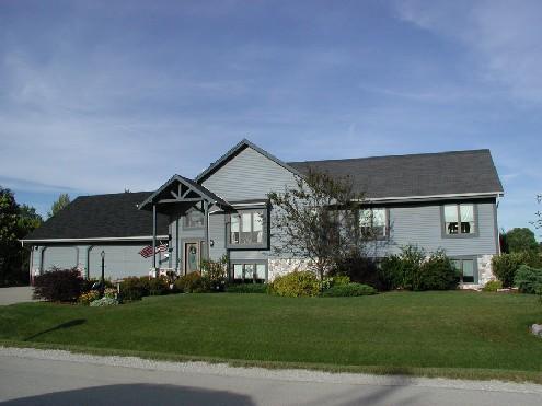 8560 S Cathlynn Ct., Oak Creek, WI 53154