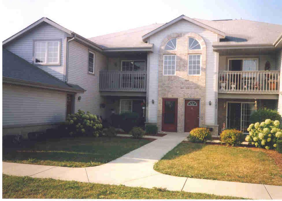 1083 Quinlan Dr #E, Pewaukee, WI 53072