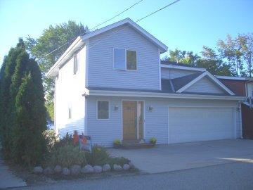 27529 Peninsula Dr., Pewaukee, WI 53072