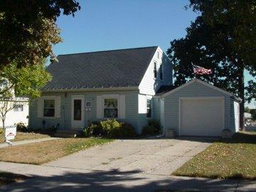 975 Birchwood Dr, West Bend, WI 53095