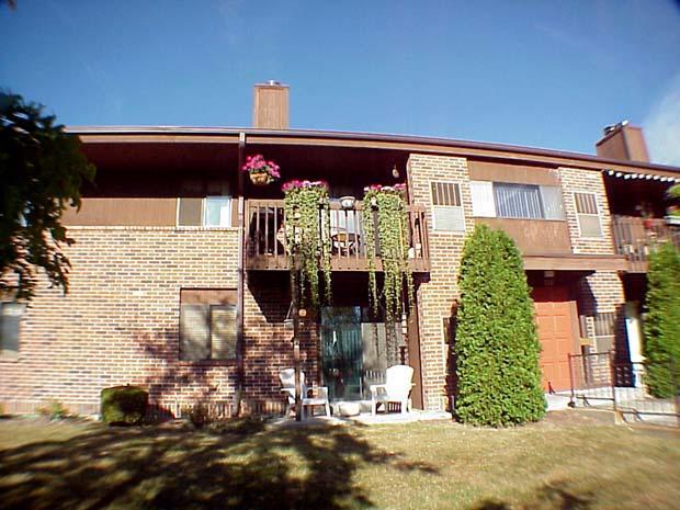 372 Park Hill Dr. #E, Pewaukee, WI 53072