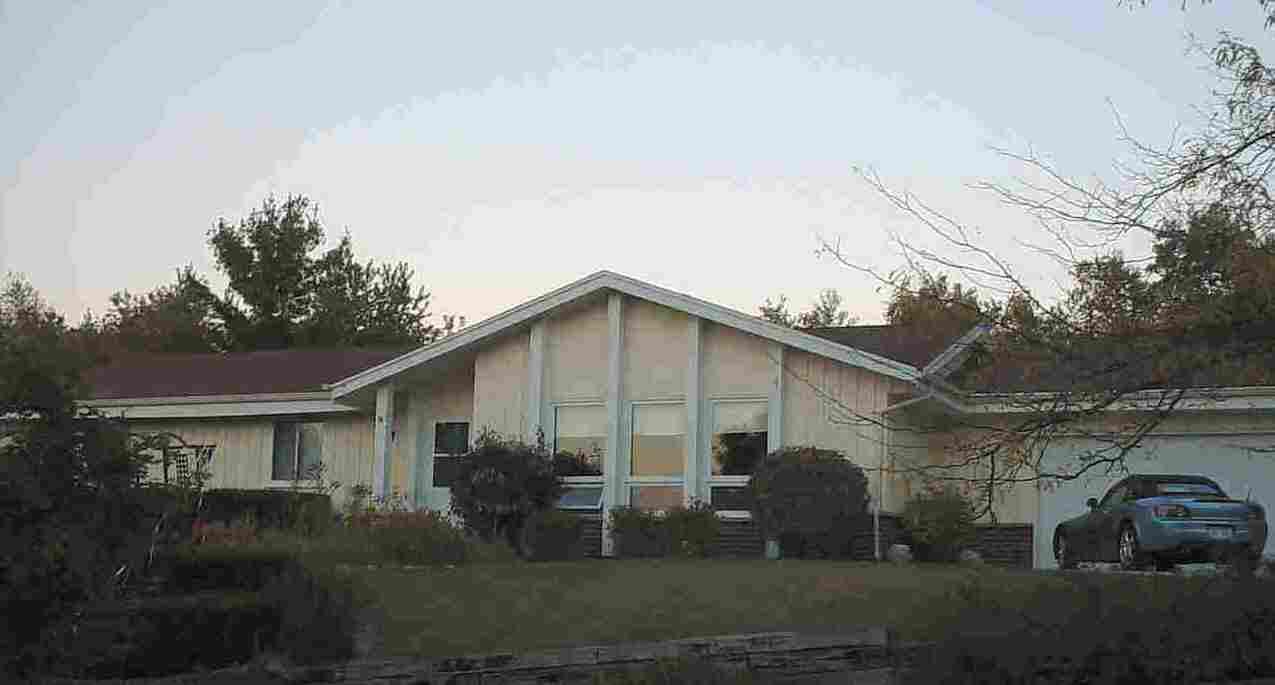 215 Mandan Dr, Waukesha, WI 53188