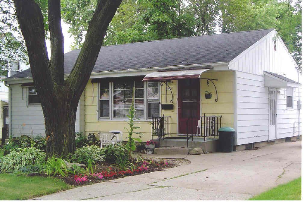 1042 S 91st St., West Allis, WI 53214