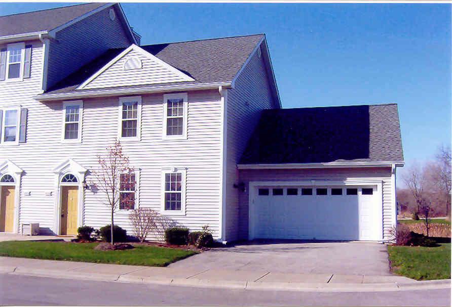 2100 Woodbury Cir. #D, Waukesha, WI 53189