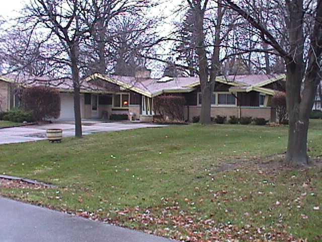 6930 N Crestwood Dr., Glendale, WI 53209
