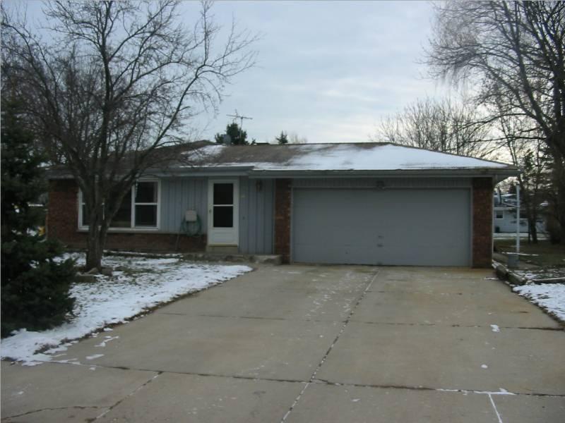 121 W Niesen Dr, Saukville, WI 53080