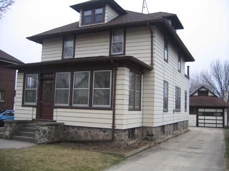 607 E Clifford St, Plymouth, WI 53073