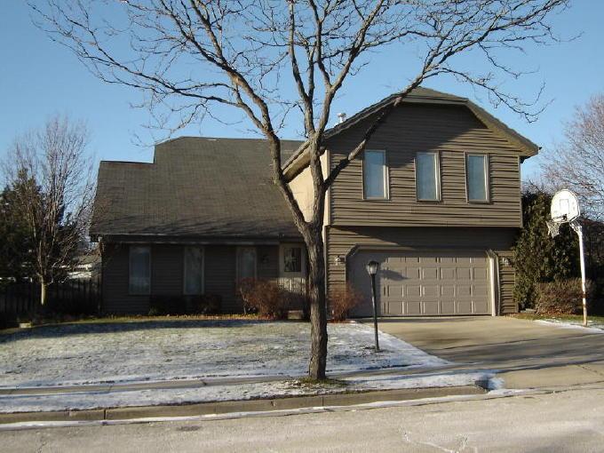 2710 Lancaster Dr, Waukesha, WI 53188