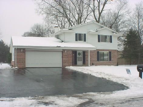 7111 N Rockledge Ave, Glendale, WI 53209