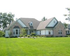 1066 Oak Cir., Pewaukee, WI 53072