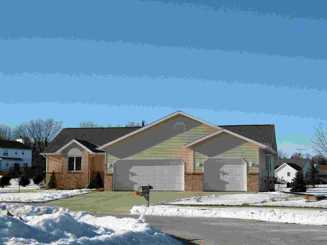 877 Hickory Ln., Hartford, WI 53027