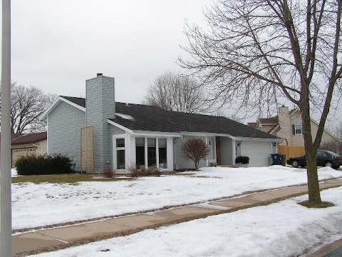 8619 S Stonefield Dr, Oak Creek, WI 53154