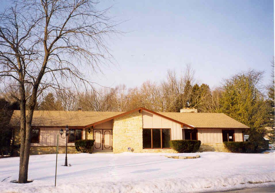 1865 W Woodbury Ln., Glendale, WI 53209