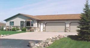 5530 Queens Way, Hartford, WI 53086