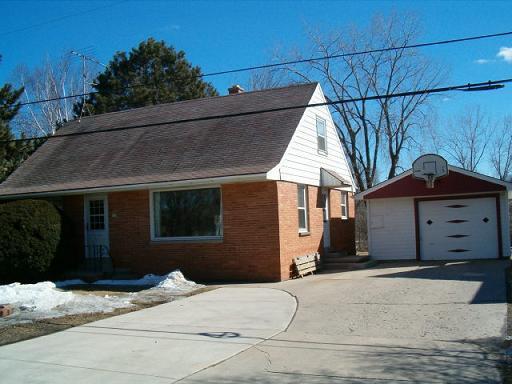 547 E Green Bay Rd, Saukville, WI 53080