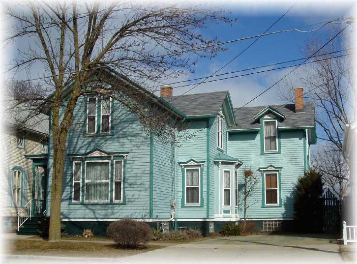 1307 S Main St, Racine, WI 53403