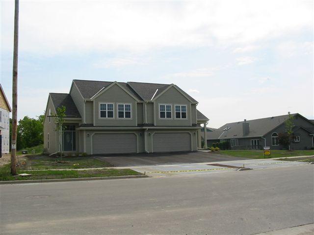 1406 S Silverbrook Dr, West Bend, WI 53095