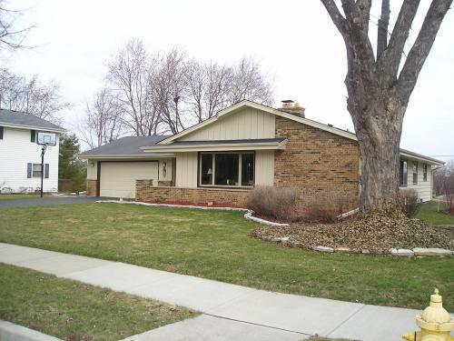 2020 Sunnyside Dr, Waukesha, WI 53186