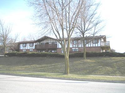 1322 Greenhedge #A2, Pewaukee, WI 53072