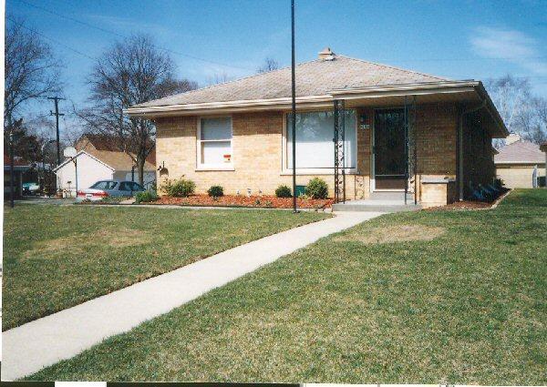 9646 W Palmetto Ave, Wauwatosa, WI 53222