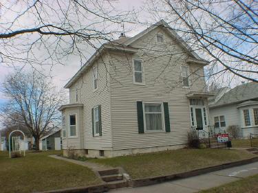 1228 S 14th St., La Crosse, WI 54601