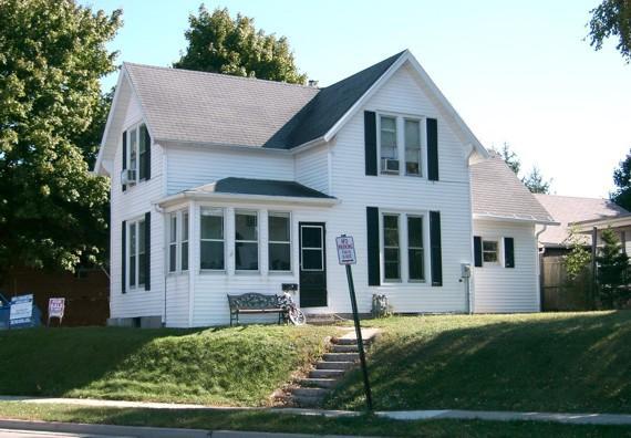 241 N Walnut, Oconomowoc, WI 53066