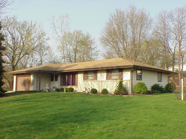 415 Sunset Dr., Pewaukee, WI 53072