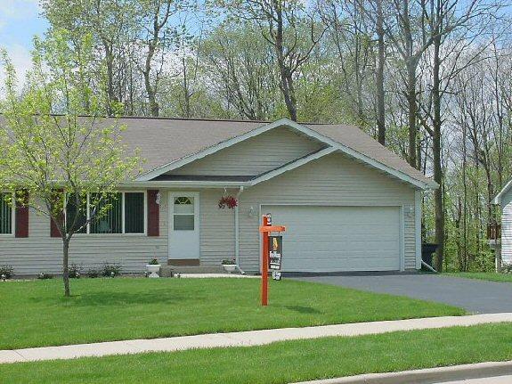 619 Lou's Way, Slinger, WI 53086