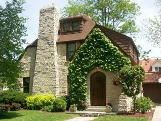 5024 N Larkin St, Whitefish Bay, WI 53217