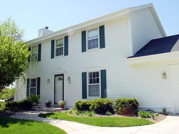 493 Laurelwood Ct., Pewaukee, WI 53072