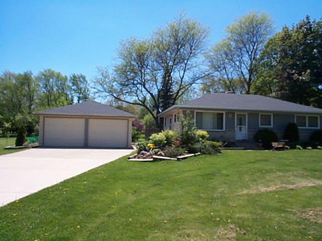 2423 S Lombardy Ln, New Berlin, WI 53151