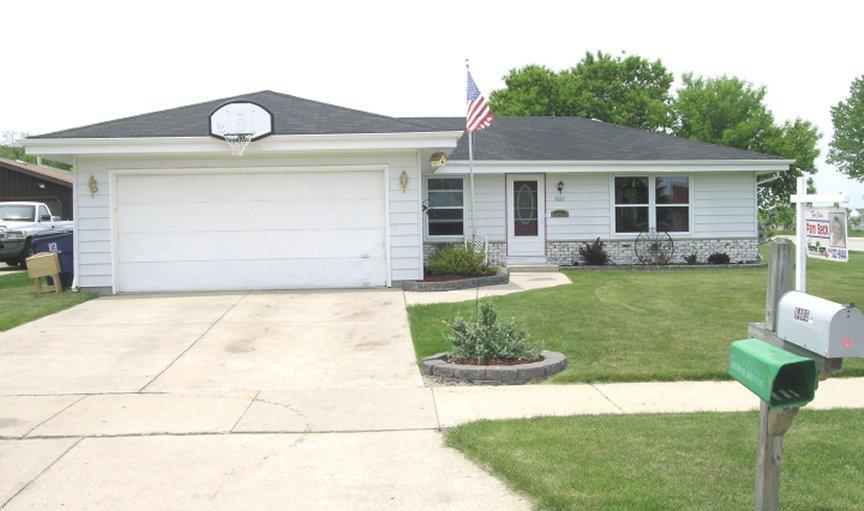 8465 S Woodvale Dr., Oak Creek, WI 53154