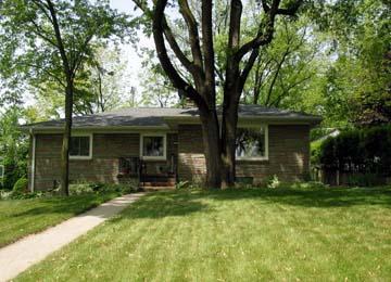 1207 N 120th St, Wauwatosa, WI 53226