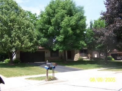 203 Oaklawn Ct., Pewaukee, WI 53072
