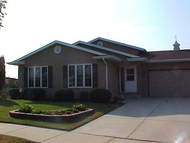 1708 Erin Ln, Waukesha, WI 53188