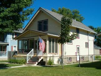 406 W Newhall Ave., Waukesha, WI 53186