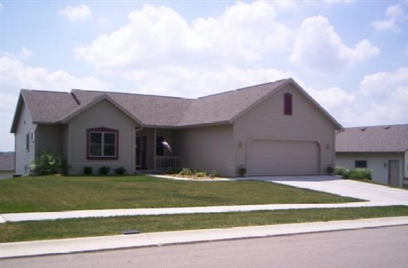 1233 Garfield Ln., Hartford, WI 53027